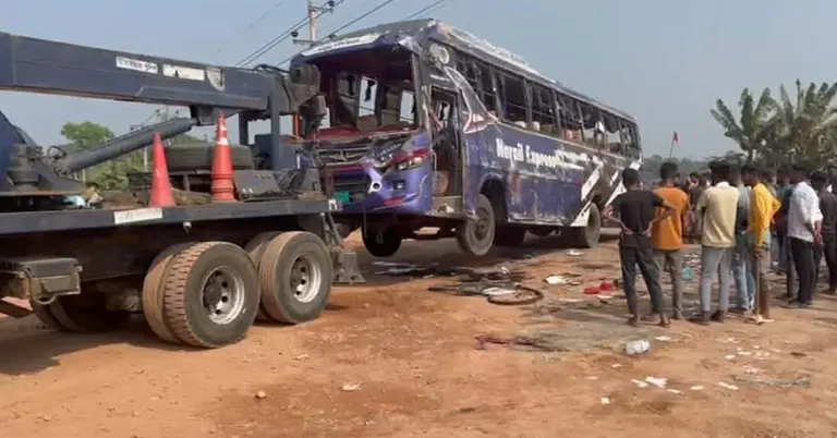 যাত্রীবাহী বাসের দুর্ঘটনা